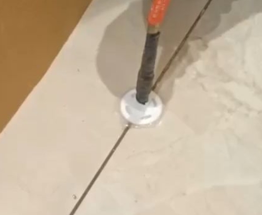 准格尔瓷砖空鼓维修公司专业解答瓷砖在铺贴过程中，如果没有涂抹均匀到位的粘结材料（如水泥砂浆或瓷砖胶），可能会导致以下问题